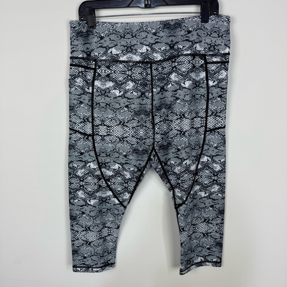 Zyia Black & White Reptile Animal Print Cropped Leggings workout running yoga